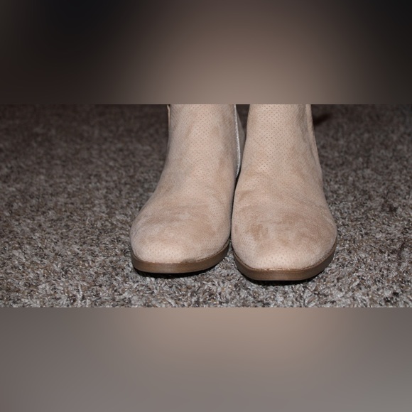 Boots - Picture 4 of 4